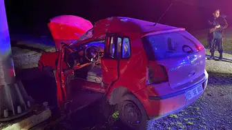 Burdur'da otomobil levhaya çarptı : Sürücü yaralandı