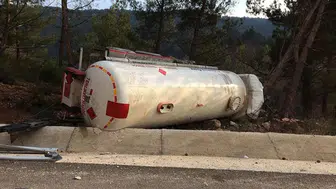 Hatay'da tanker devrildi : Litrelerce akaryakıt portakal bahçesine aktı