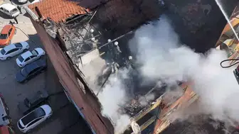 Esenler'de 4 katlı binanın çatısı alevlere teslim oldu