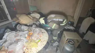 Avcılar'da çöp evde yangın paniği : Görme engelli adam evden çıkmak istemedi