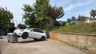 Önce tırdan kaçtı , sonra okul bahçesine uçtu