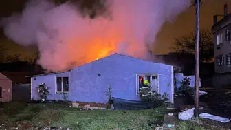 Tokat'ta iki katlı ev alevlere teslim oldu : 2 kişi dumandan etkilendi