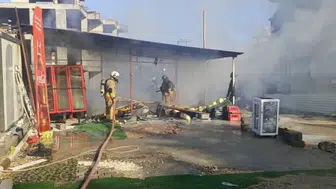 Hatay Defne'de korkutan yangın : Market alevlere teslim oldu