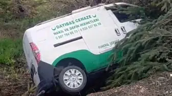 Sivas’ta cenaze nakil aracı şarampole uçtu : 2 yaralı