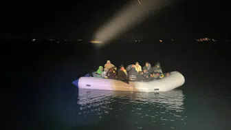 İzmir Dikili açıklarında 9'u çocuk 25 düzensiz göçmen yakalandı