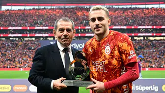 Dursun Özbek'ten Barış Alper Yılmaz'a plaket