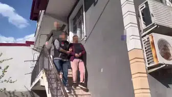 Kocaeli'de 26 yıl cezası bulunan firari kadın, yatak odasındaki gizli bölmede yakalandı