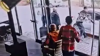 Bartın'da el freni çekilmeyen araç kaydı : İşletme sahibi facianın önüne geçti