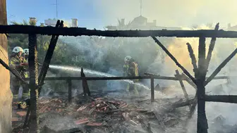 İzmir'de yangın : Restoranda başladı, bitişikteki eve sıçradı