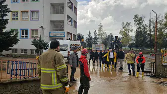 Mardin'de sağanak yağış : 75 öğrenci okulda mahsur kaldı