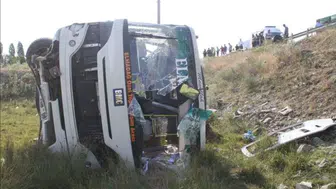 Minibüs dere yatağına uçtu , 16 kişi yaralandı