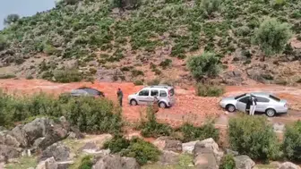 Adana'da sağanak yağış çilesi : Dere taştı, araçlar mahsur kaldı