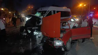 Manavgat'ta kaza : Tur minibüsü ile otomobil çarpıştı