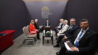 Bakan Kacır, 5. Antalya Diploması Forumu’nda üst düzey isimlerle görüştü