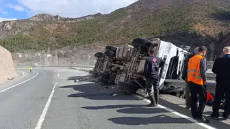 Gümüşhane'de tır virajı alamadı , bariyerlere saplandı