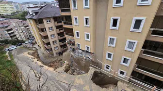 Mudanya’da istinat duvarı çöktü : Apartman ve araçlarda hasar oluştu