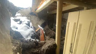 Ardahan'da yağış nedeniyle toprak damlı evin çatısı çöktü