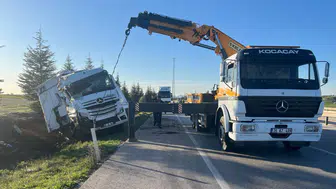 Afyonkarahisar'da eşya yüklü tır devrildi