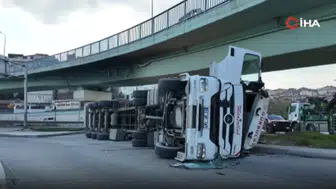 Beylikdüzü'nde korkutan kaza : Virajı alamayan tır devrildi