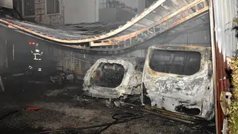 Samsun'da feci yangın : 2 araç yandı, iş yerleri, depo ve evde hasar oluştu