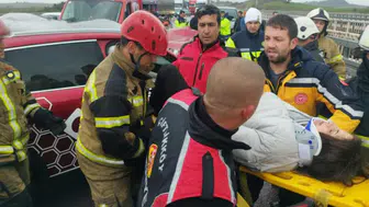 Yalova'da otomobil ile tır çarpıştı : Çok sayıda yaralı var