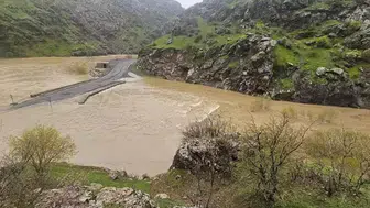 Hakkari'de dere taştı, kara yolu ulaşıma kapandı