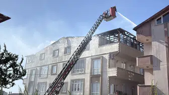 Kocaeli Darıca'da yangın paniği : 5 katlı binanın çatısı alev alev yandı