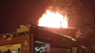 Kartal’da 3 katlı binanın çatısında yangın : 2 kişi dumandan etkilendi