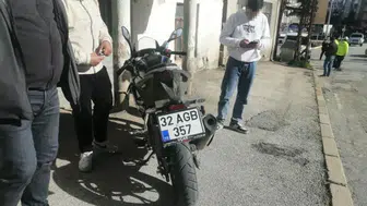 Isparta'da yola savrulan motosiklet sürücüsü, kask sayesinde ölümden döndü