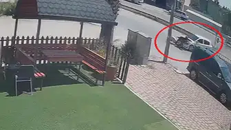 Antalya'da motosiklet ile otomobil kontrolsüz kavşakta çarpıştı : Görüntüler ortaya çıktı