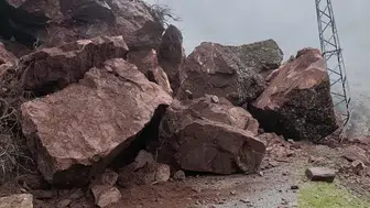 Batman'da heyelan : Grup köy yolu ulaşıma kapandı