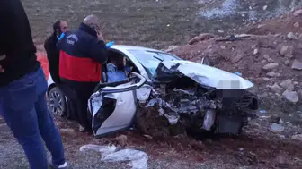 Van'da otomobil şarampole yuvarlandı : 2'si çocuk 5 yaralı