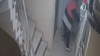 Esenyurt’ta hırsızlık girişimi : Kapıyı açamayınca koridora tuvaletini yaptı!