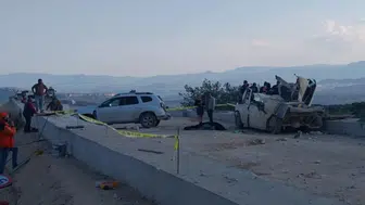 Mersin'de tırdan fırlayan taşlar işçi minibüsünü parçaladı : 1 ölü, 3 yaralı