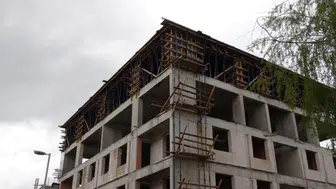 Malatya'da parasını alamayan işçi, inşaatın çatısına çıkıp eylem yaptı