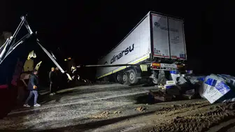 Çorum'da tır devrildi : Ankara - Tokat karayolu ulaşıma kapandı