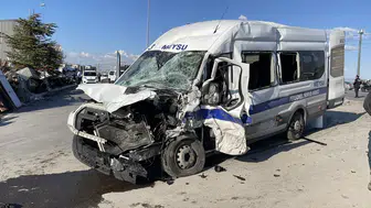 Kayseri'de kamyon ile işçi servisi çarpıştı : 8 yaralı