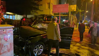 Antalya'da otomobil duvara çarptı : 1 ölü, 1 yaralı