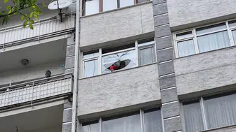 Eskişehir'de fırtınada kırılan cam 6’ncı kattan vatandaşın üzerine düştü
