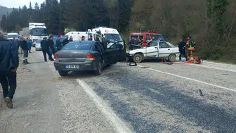 Balıkesir Balya'da 2 otomobil çarpıştı : 7 kişi yaralandı