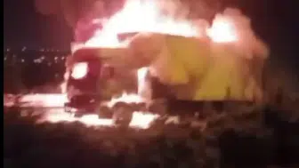 Diyarbakır-Silvan kara yolunda korkutan yangın : Seyir halindeki tır alev topuna döndü!