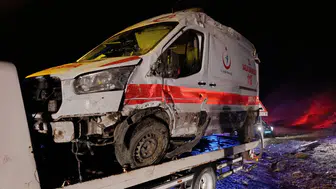 Muş'ta ambulans şarampole devrildi : 5 kişi yaralandı