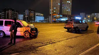 Kayseri'de ticari araç, arızalı minibüse çarptı : 6 yaralı