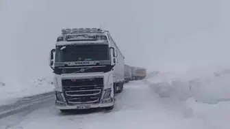 Ardahan Ilgar Dağı Geçidi’nde kar ve buzlanma engeli : Tırlar yolda kaldı!