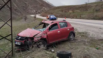 Hakkari'de otomobil elektrik direğine çarptı : 1 ölü, 1 yaralı
