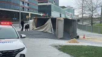 Sarıyer'de hafriyat kamyonu devrildi : Şoför yaralandı
