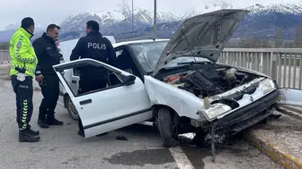 Erzincan'da otomobil köprü korkuluklarına çarptı : 2 kişi yaralandı