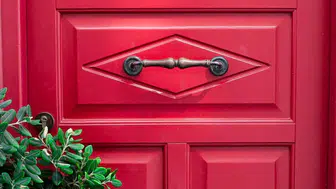 İskoçya'da kapısı kırmızı olanlar tek bir şey ilan ediyor