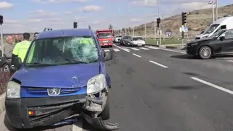 Nevşehir’de kırmızı ışıkta kaza : Hafif ticari araç motosiklete çarptı, 2 yaralı