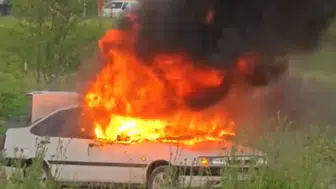 Osmaniye'de park halindeki otomobil alev topuna döndü